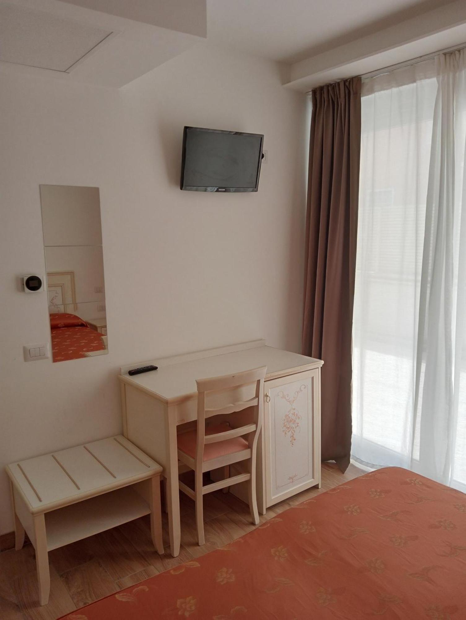 Hotel Flora Alba Adriatica Eksteriør billede